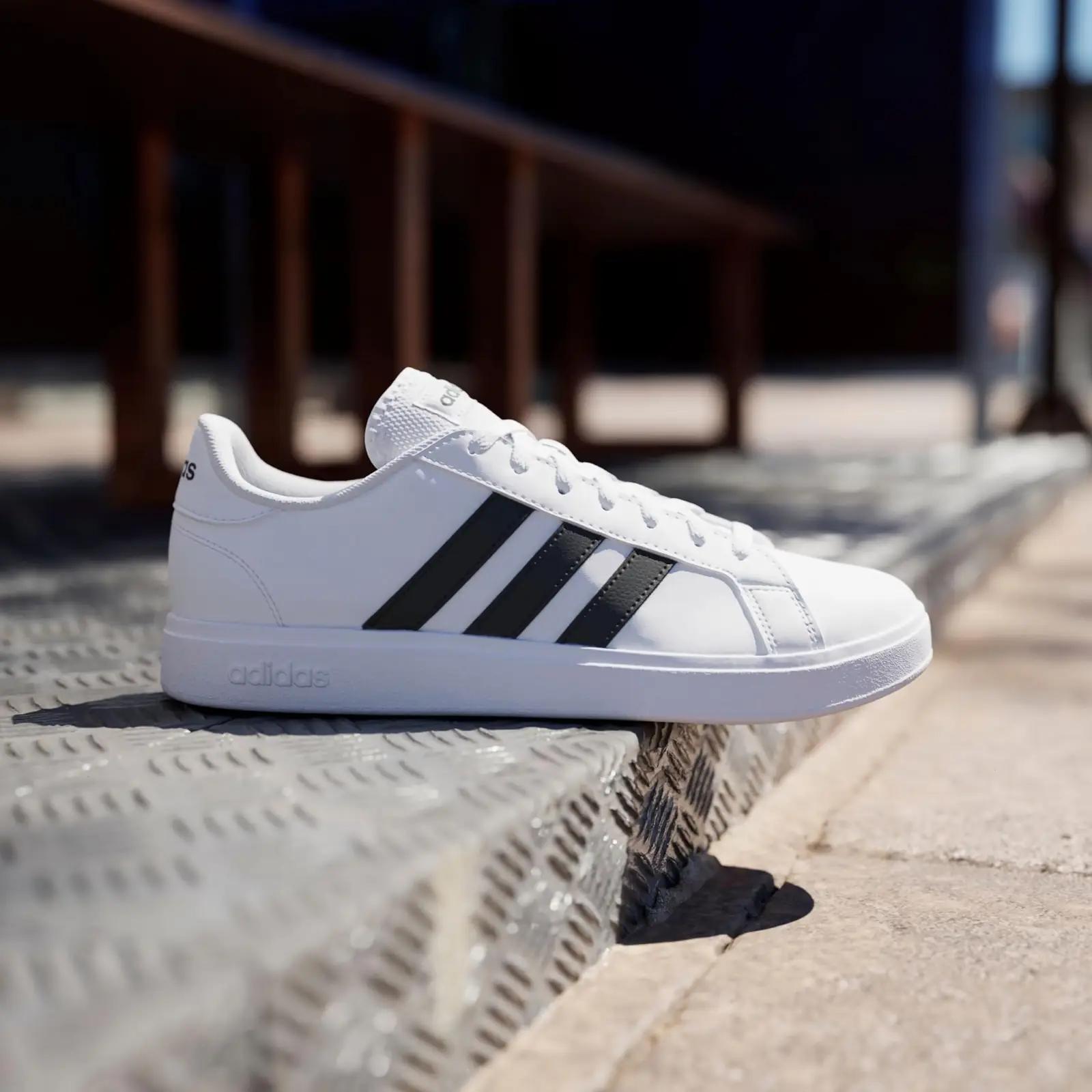 adidas stiilsed ja vastupidavad Grand Court tossud – mugav sport – detailne vaade
