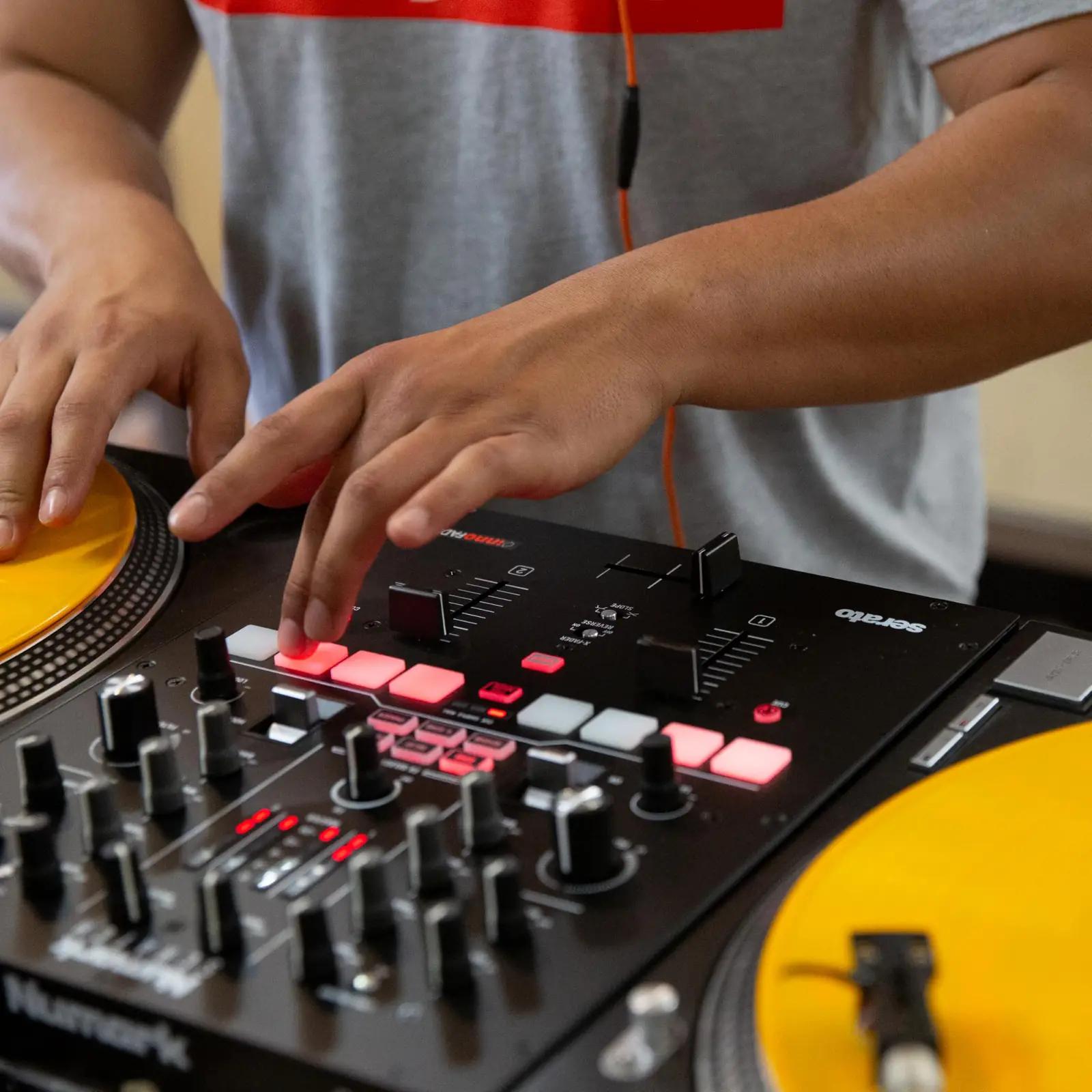 Numark DJ Scratch kahekanaline mikserekontroller kingituseks – kasutusnäide