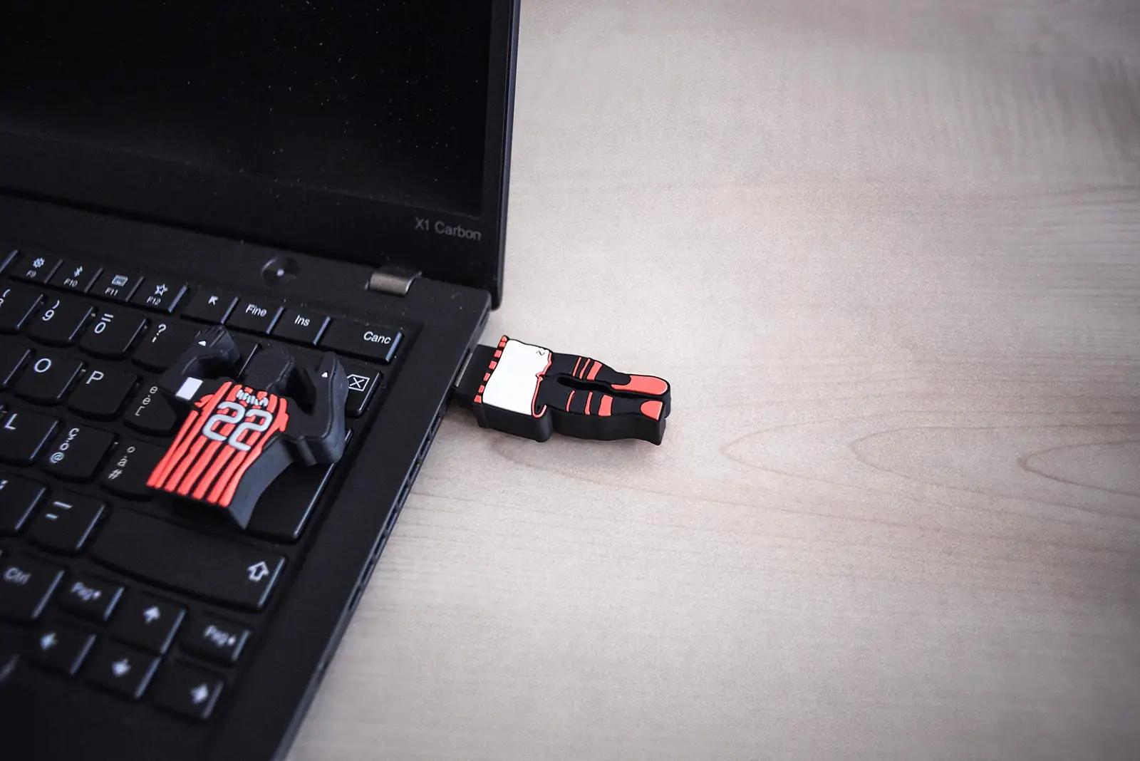 Shop and Solve: vikerkaarenaljaks jalgpalli USB-mälupulk 32GB – kasutusnäide