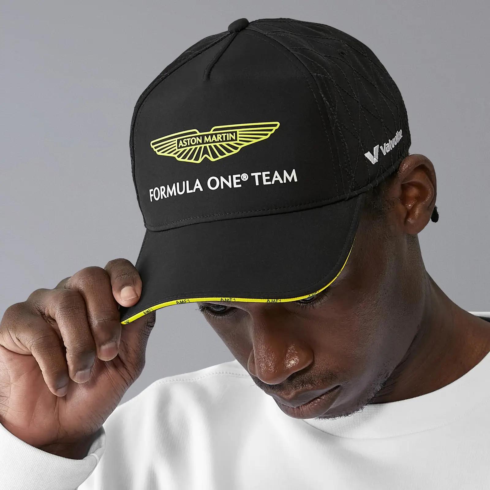 Aston Martin stiilne must lippkruusenael — unisex kork – pilt 6