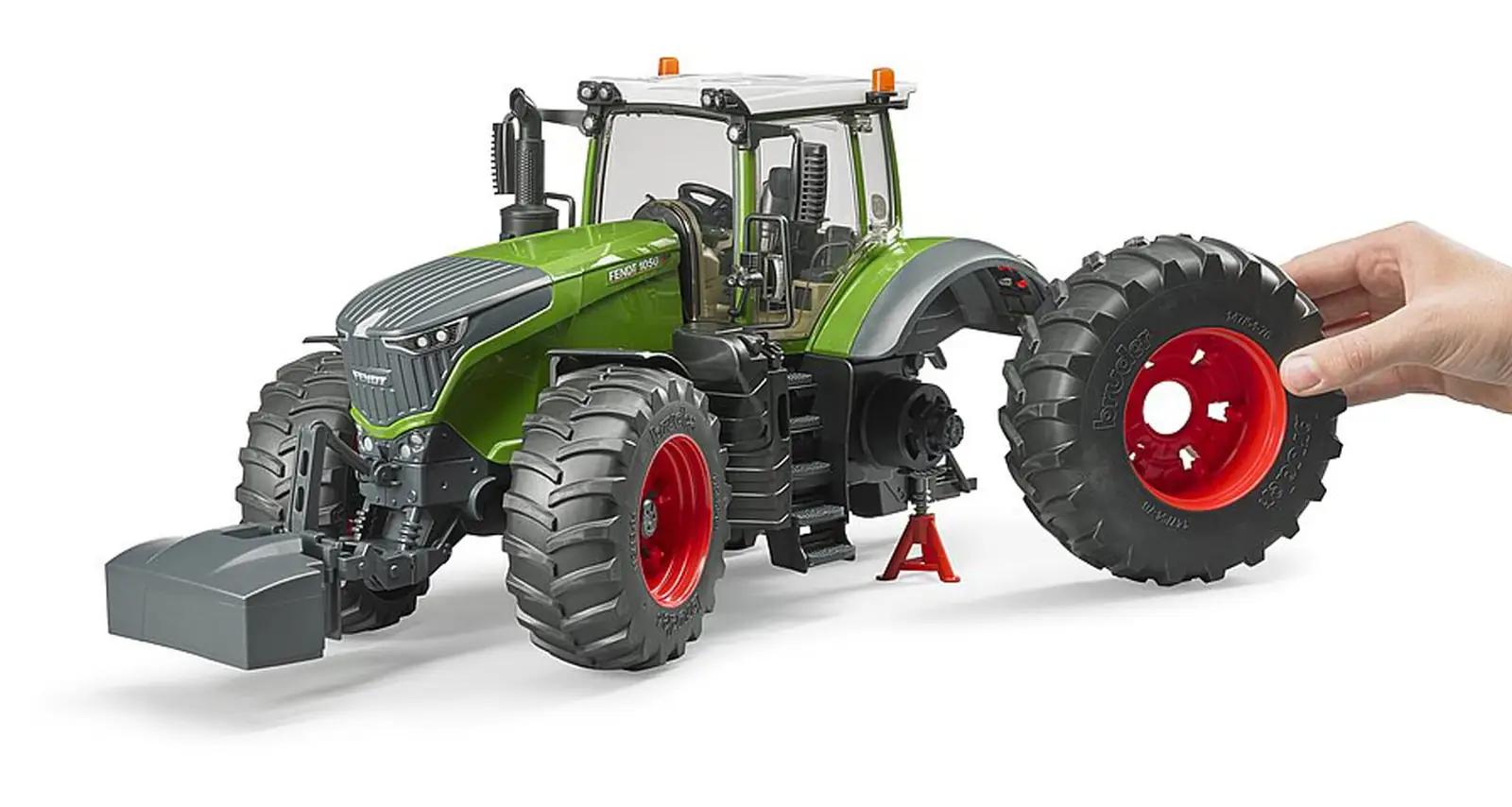 bruder Fendt 1050 Vario – vastupidav plastiktraktor mängimiseks – pakend ja tarvikud