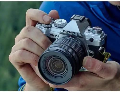 OM SYSTEM kvaliteetne 12–45mm f/4 PRO standardobjektiiv – detailne vaade