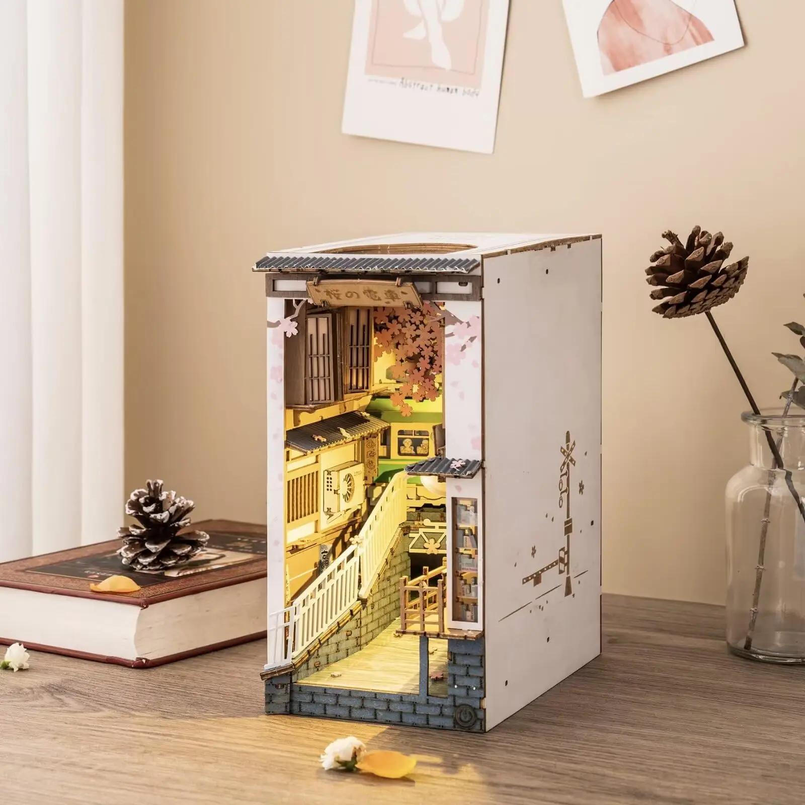 Rolife puidust Sakura Densya DIY raamaturiiuli diorama (kingitus) – kasutusnäide