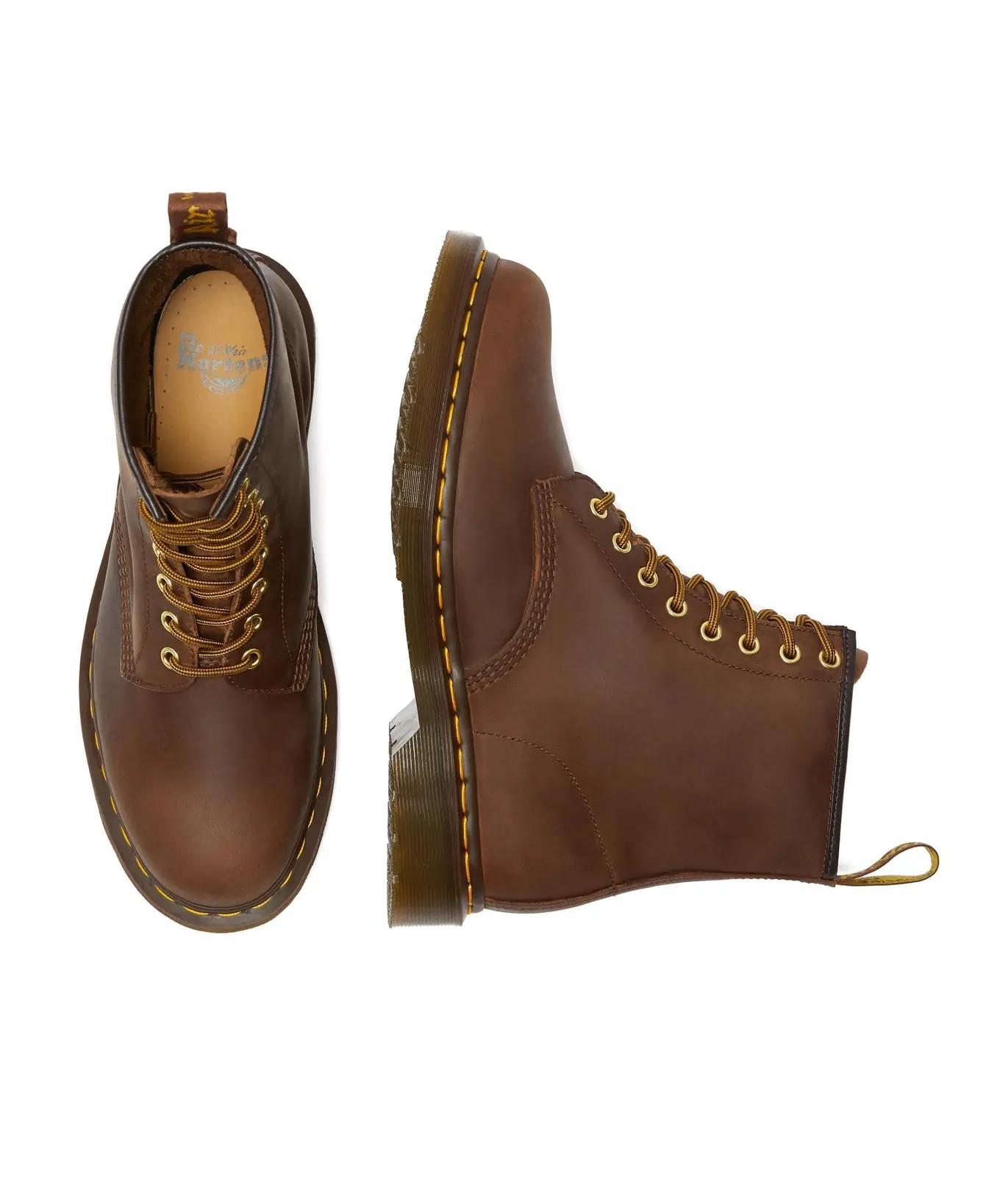 Dr. Martens nahast combat-saapad — vastupidav linnakäik – kasutusnäide
