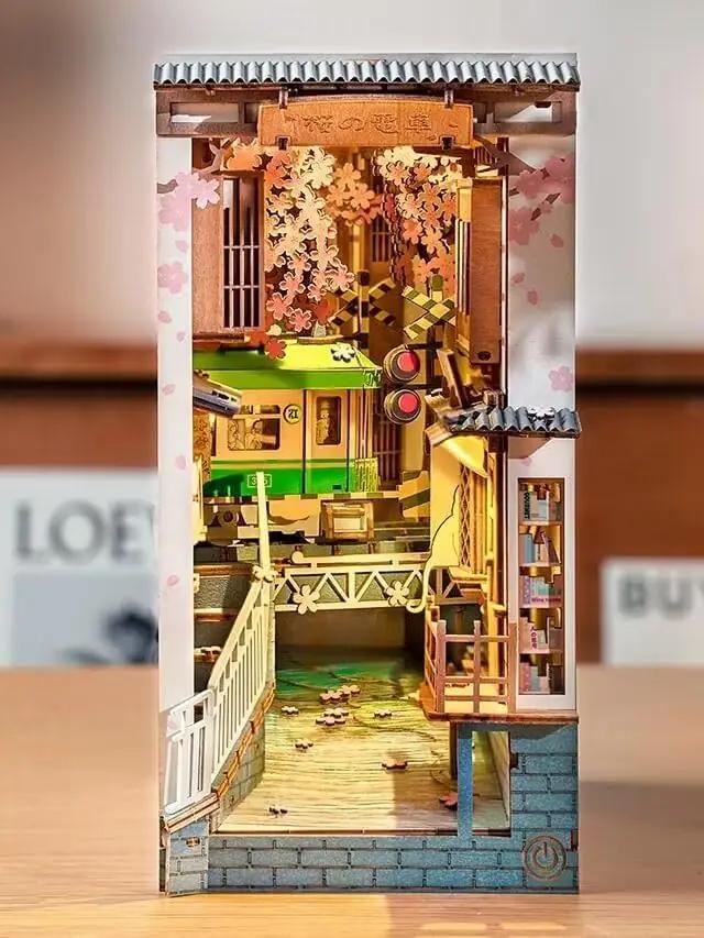 Rolife puidust Sakura Densya DIY raamaturiiuli diorama (kingitus) – detailne vaade