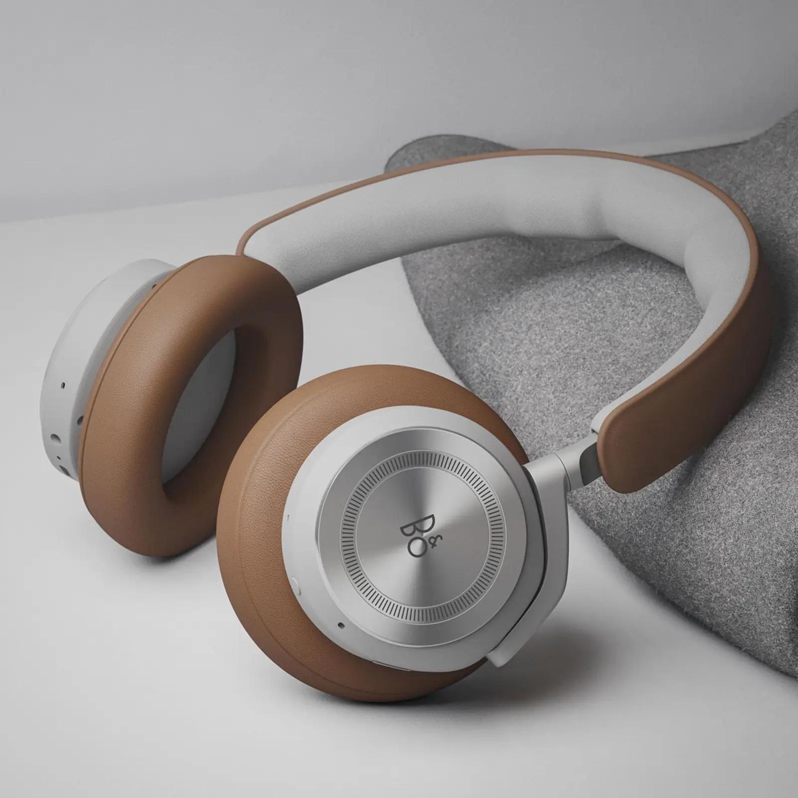 Bang & Olufsen Beoplay HX — premium-materjaliga mugav kõrvakate – kasutusnäide