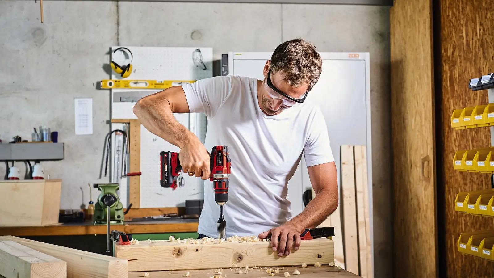 Einhell vastupidav aku-puurvasar — 18 V, 40 Nm tööriist – pakend ja tarvikud
