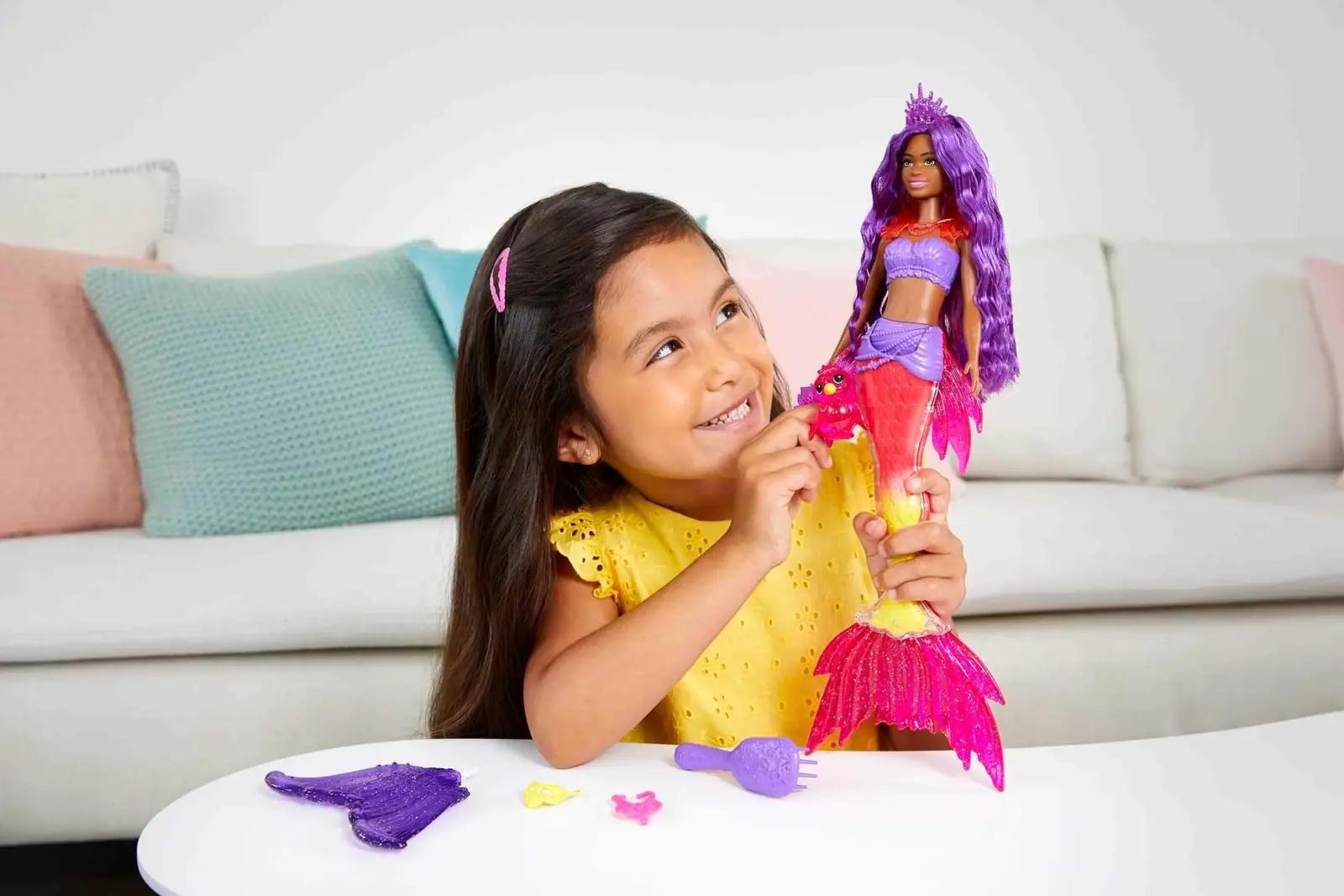 Barbie merineitsi Brooklyni komplekt — vahetatavad uimed – detailne vaade