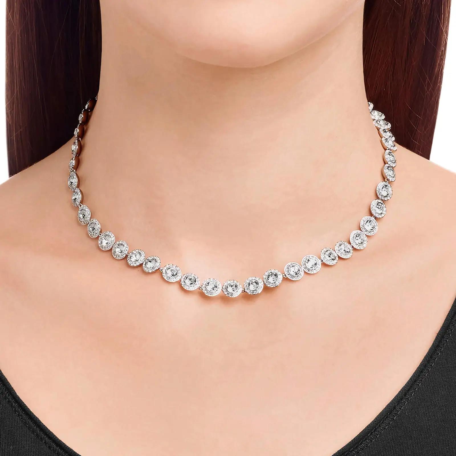 Swarovski helendav Una Angelic kaelakee – elegantne kristall – kasutusnäide