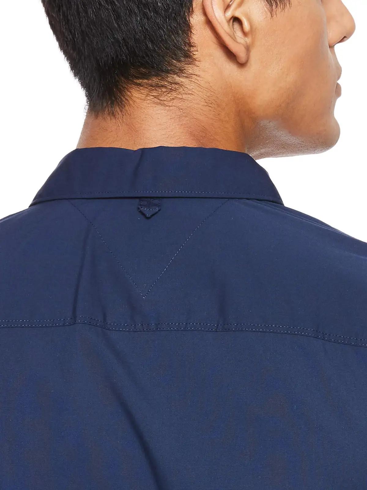 Tommy Jeans puuvillane meeste särk – peen slim fit stiil – kasutusnäide