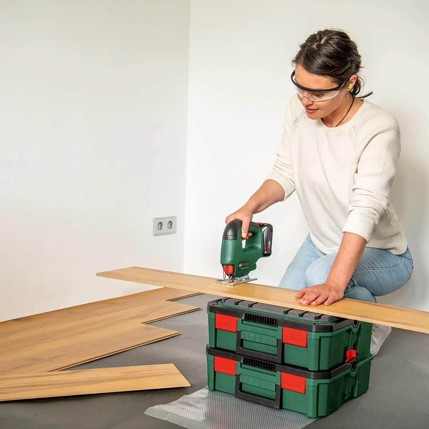 Bosch EasySaw 18V-70 juhtmevaba saag — kompaktne tööriist – pakend ja tarvikud