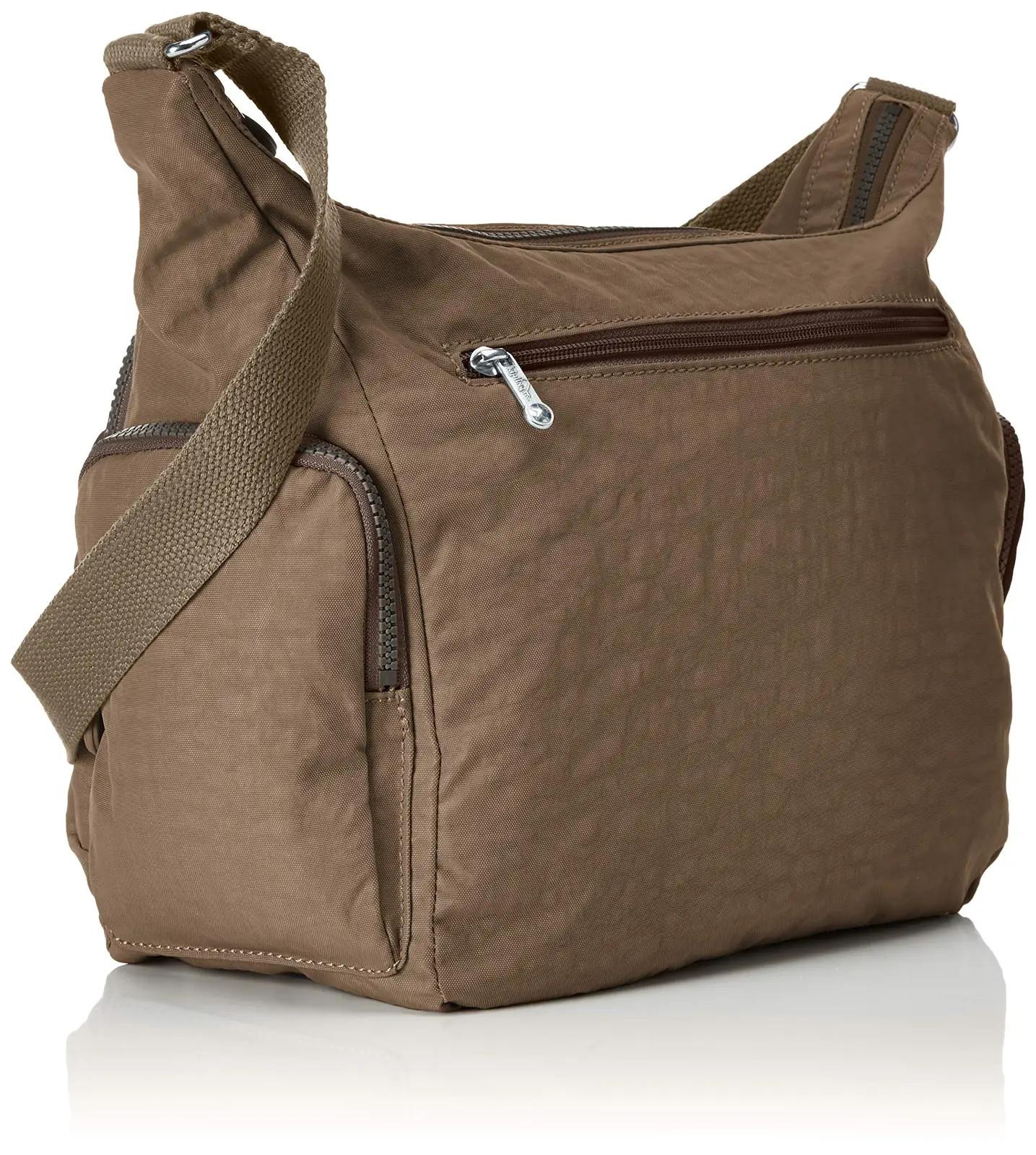 Kipling kerge lycra õlakott True Beige – stiilne igapäevaks – kasutusnäide