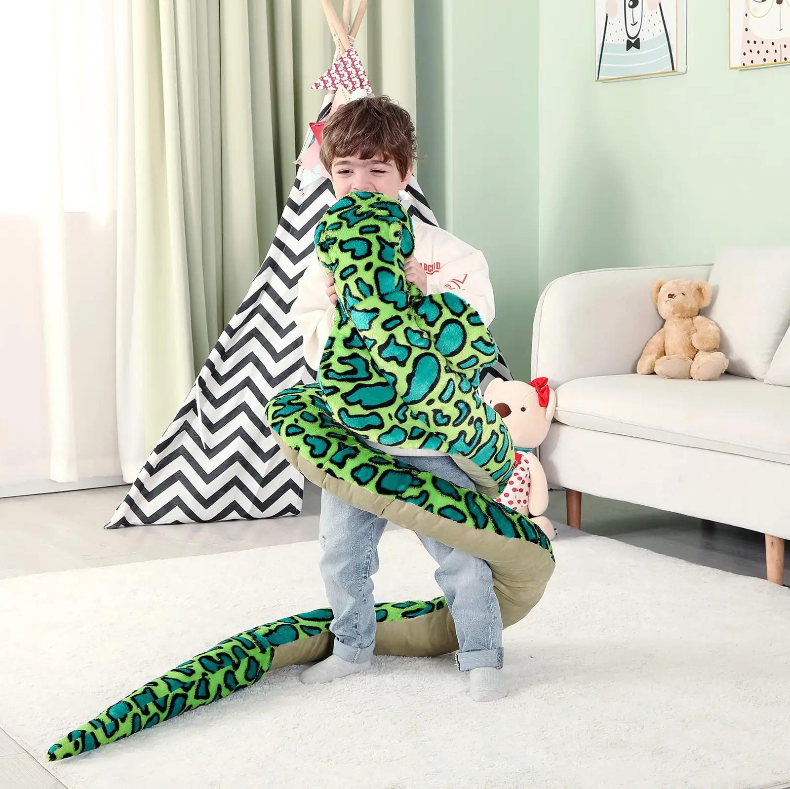 IKASA pehme 270 cm kobra-plüüs – suur kink lastele – kasutusnäide
