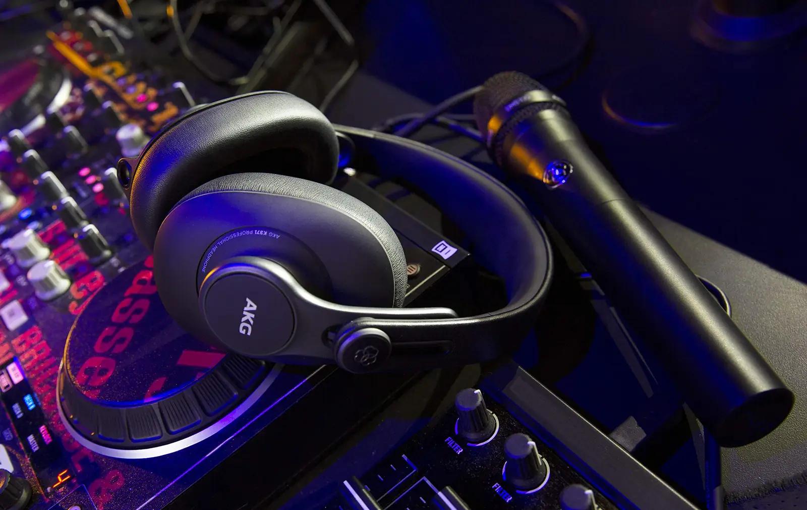 AKG K371 kõrvaklapid – detailne lähivaade