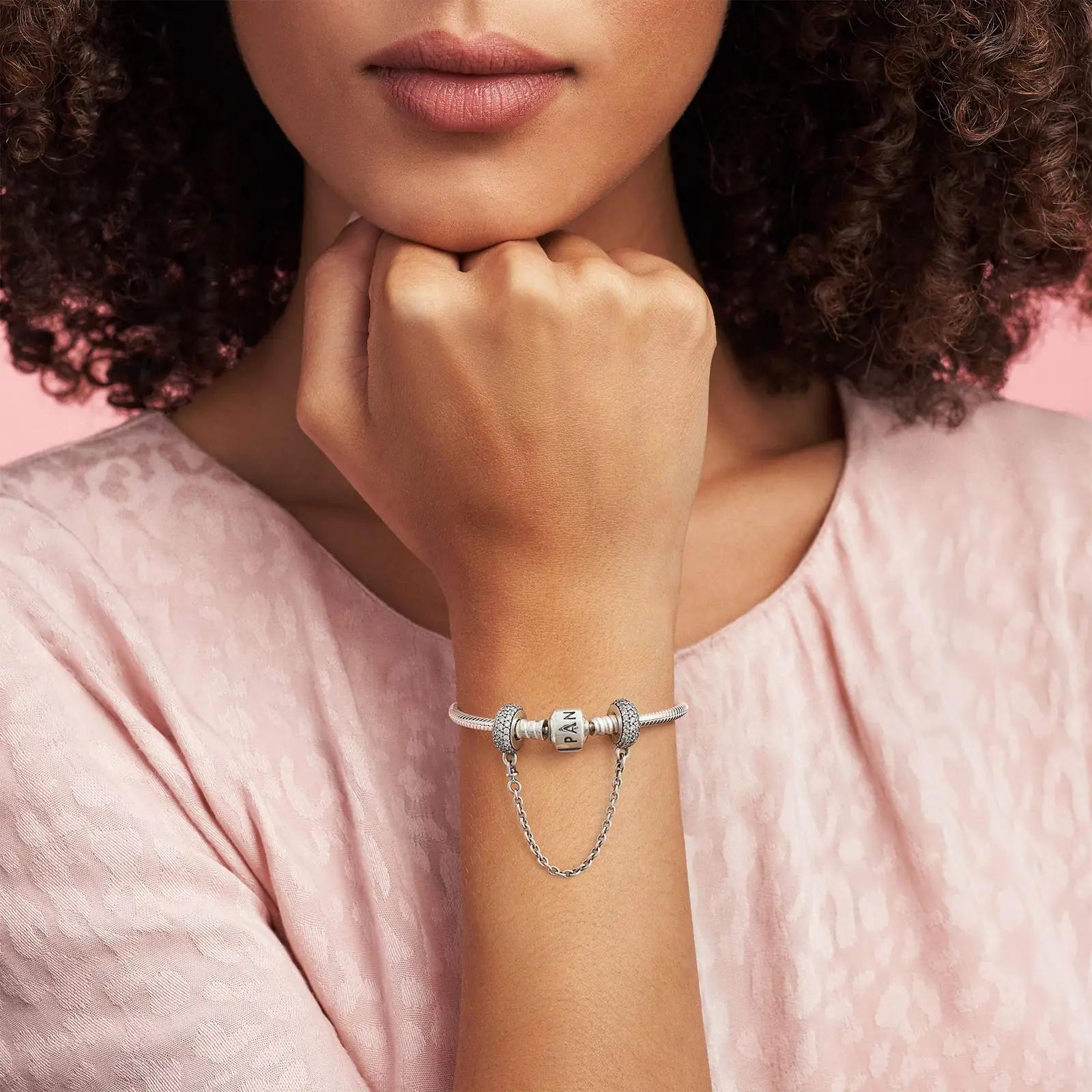 PANDORA sterlinghõbedane turvakettaga ripats charm – detailne vaade