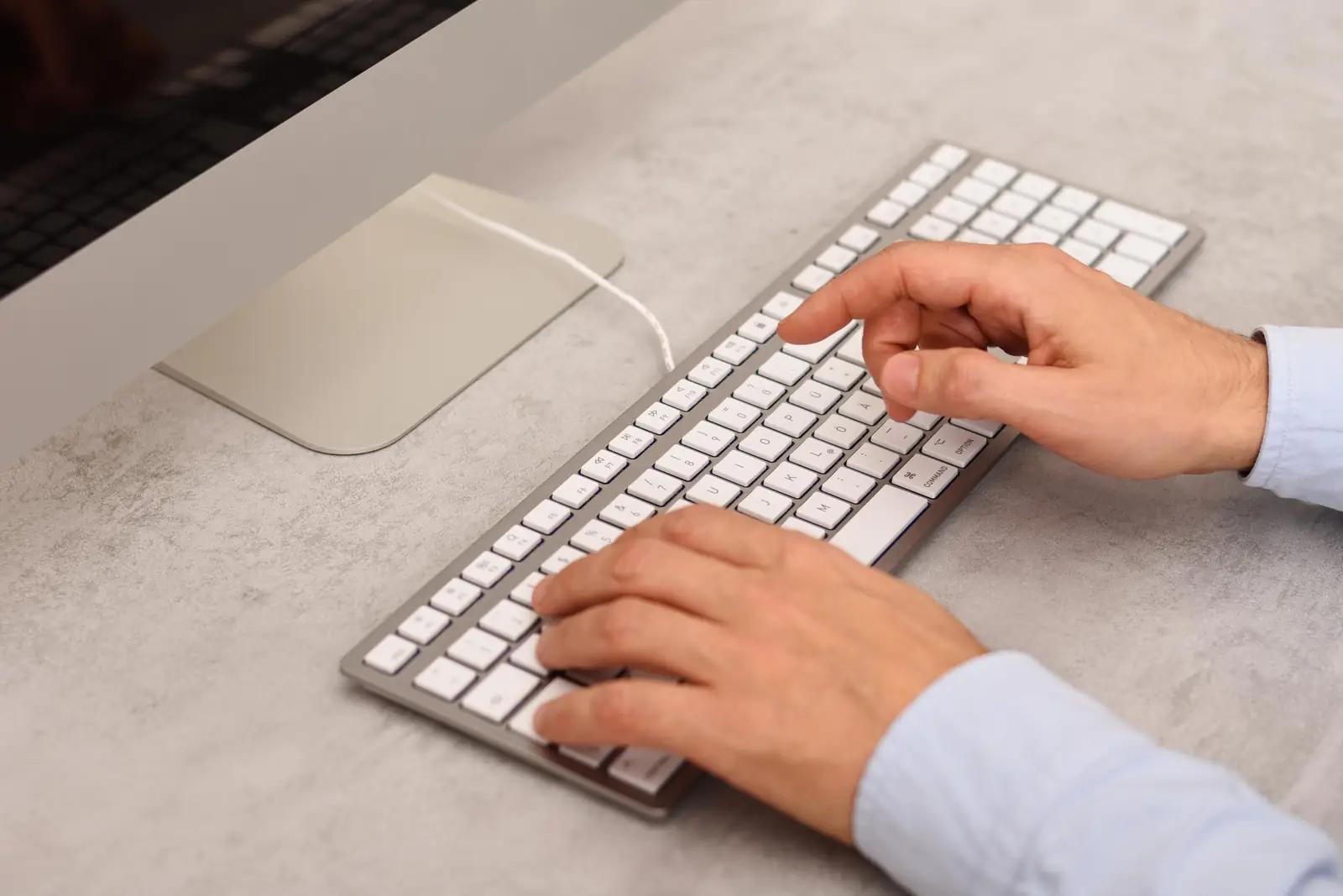 CHERRY stiilne USB-C Mac-klahvistik AZERTY – vaikne valge – lisavaade