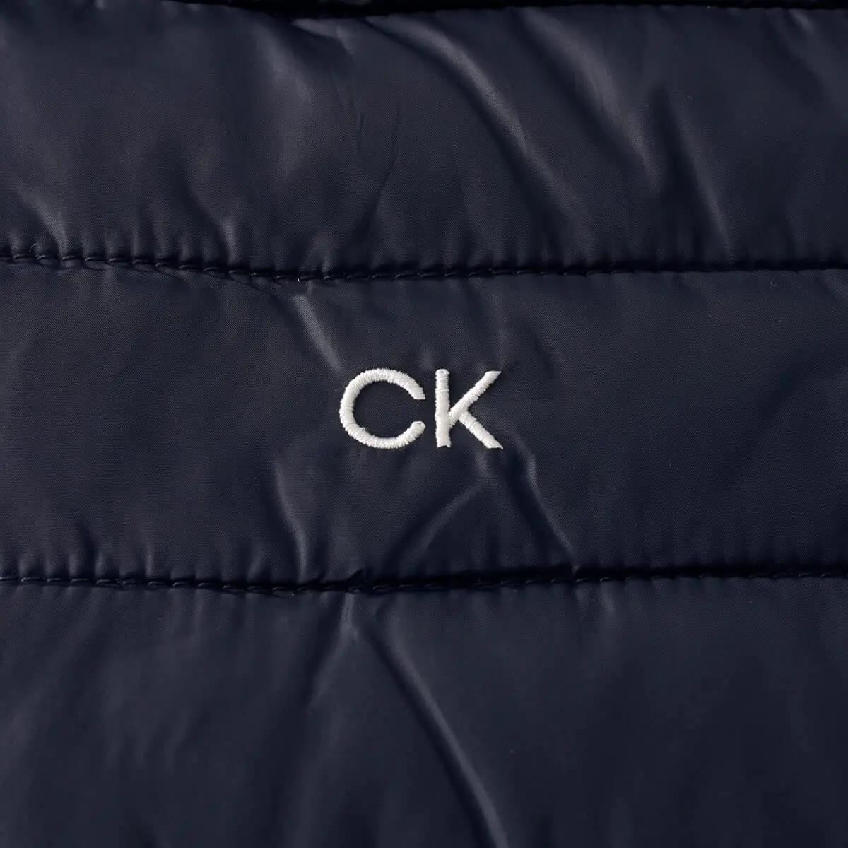 Calvin Klein spordijakk kestvast polüestrist – stiilne ja hingav – kasutusnäide
