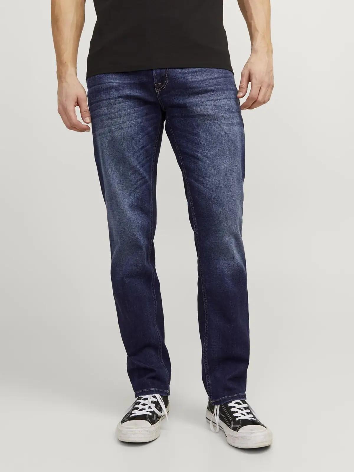 JACK & JONES mugav regular fit teksapüksid – keskmine vöökoht – kasutusnäide