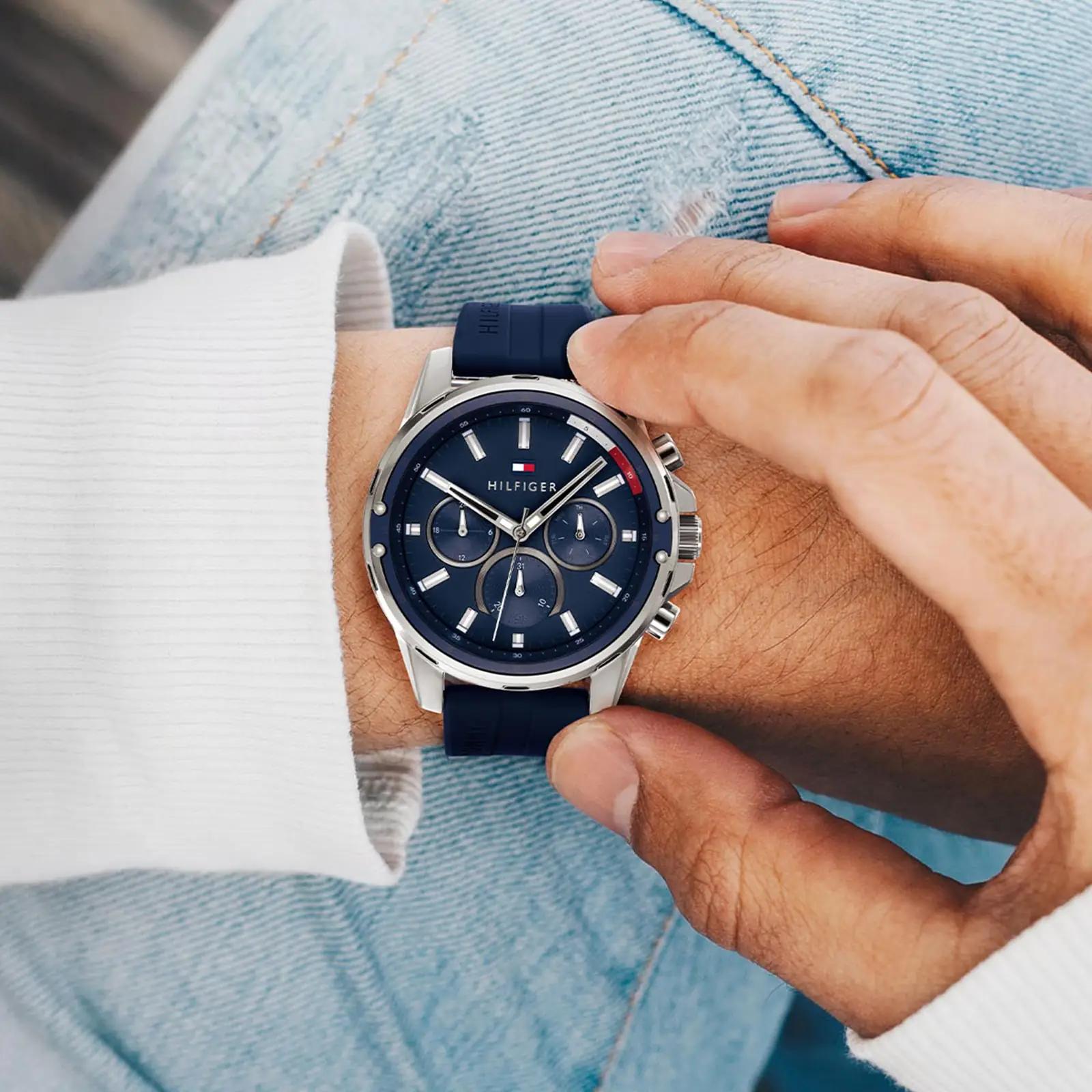 Tommy Hilfiger sinine sportlik silikoonkell — mugav ja vastupidav – kasutusnäide