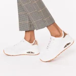 Skechers 155196 tennised ja spordijalatsid – detailne lähivaade