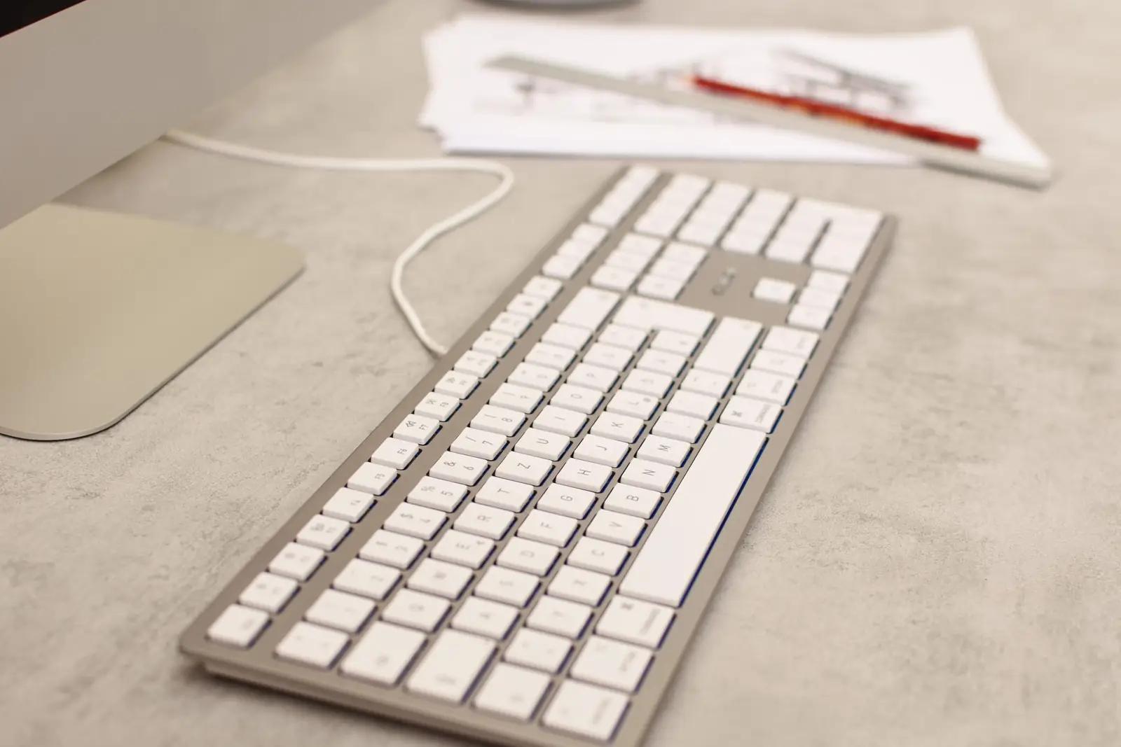 CHERRY stiilne USB-C Mac-klahvistik AZERTY – vaikne valge – kasutusnäide