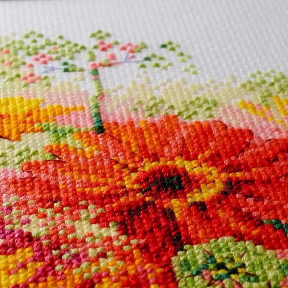 Riolis ristpistes komplekt — puuvillane Gerbera motiiv – kasutusnäide