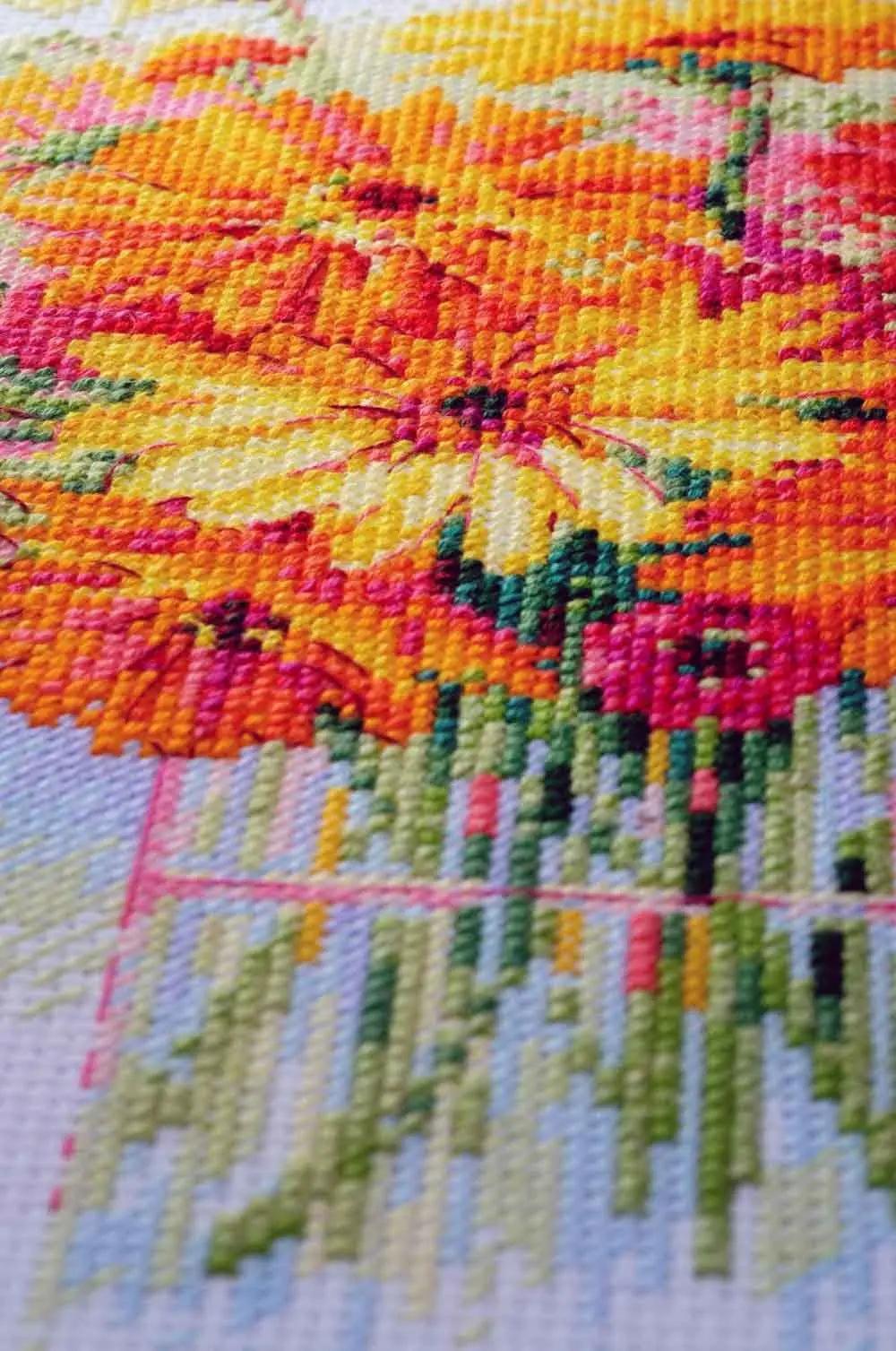 Riolis ristpistes komplekt — puuvillane Gerbera motiiv – pakend ja tarvikud
