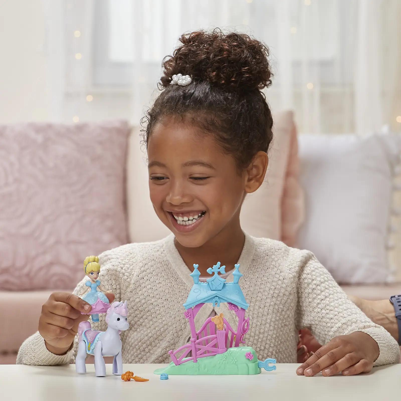 Disney Princess mängunukk ja poni — vastupidav plastikkingitus – kasutusnäide