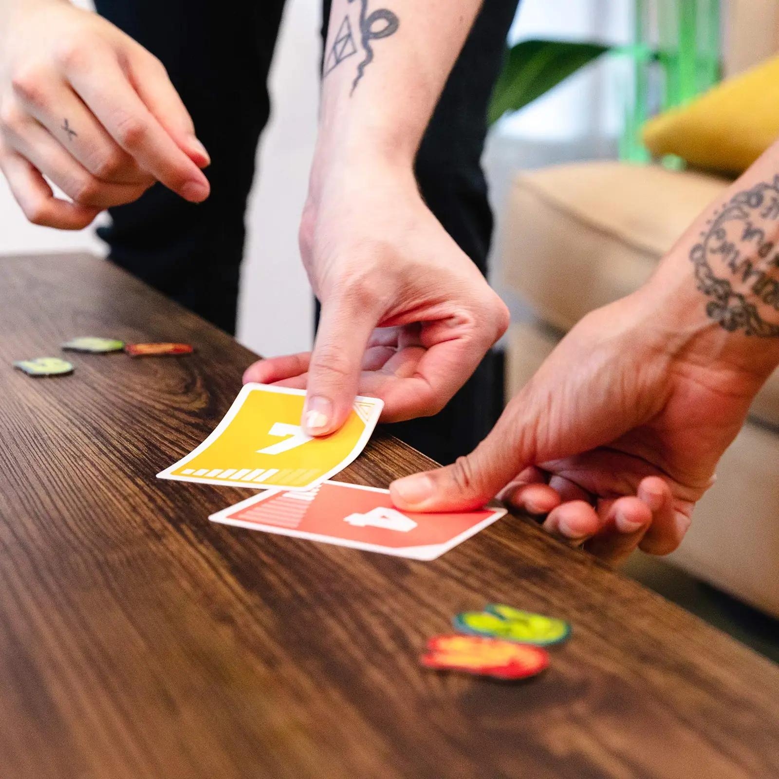 Exploding Kittens kaartmäng — lõbus pere mänguõhtuks – kasutusnäide
