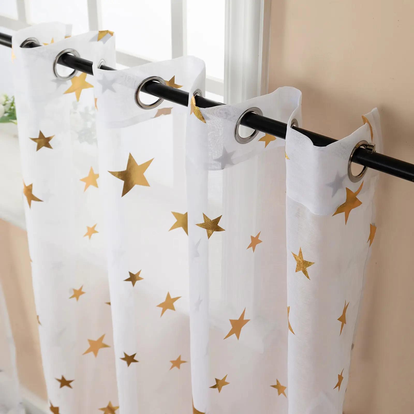 GIRASOLE HOME õhuline voile-kardin kuldsete tähtedega 140×235 – kasutusnäide