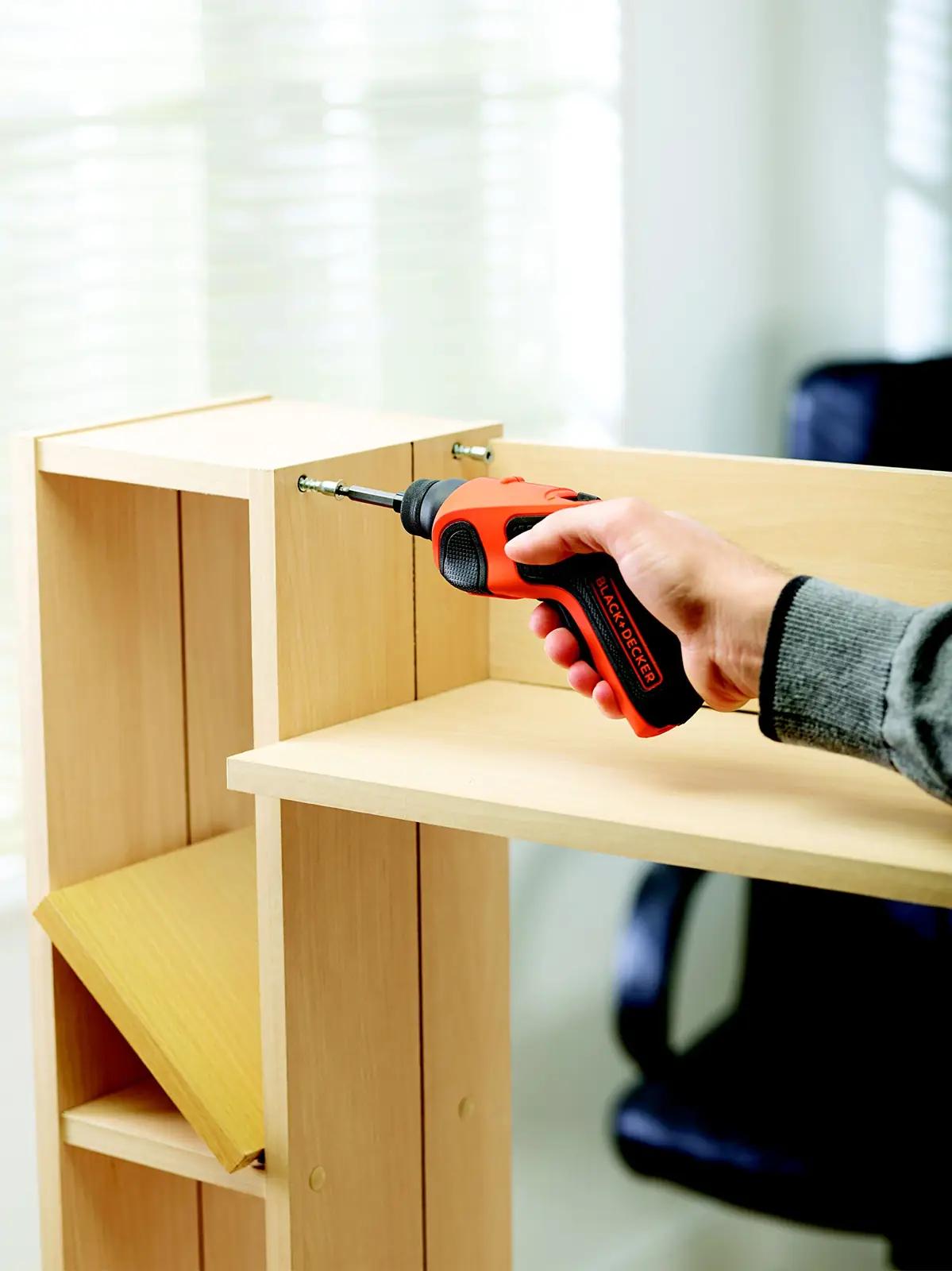 BLACK+DECKER kerge akunaelapuur ja kruvikeeraja – pakend ja tarvikud