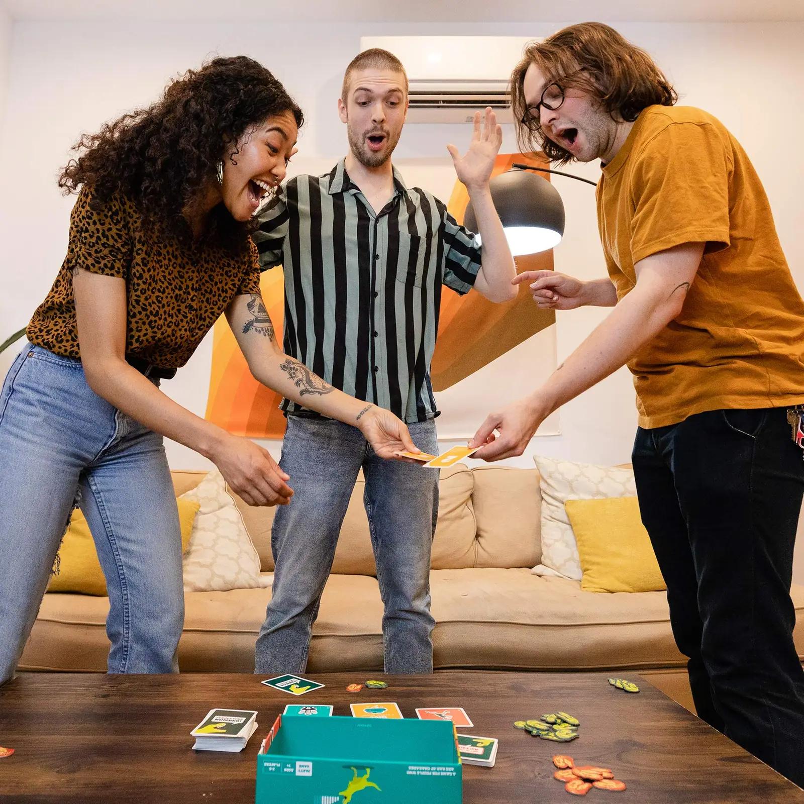 Exploding Kittens kaartmäng — lõbus pere mänguõhtuks – pakend ja tarvikud