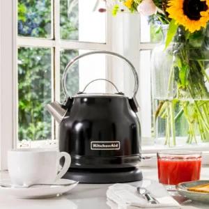 KitchenAid 1 25-liitrine veekeetja mustas toonis