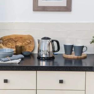 Russell Hobbs veekeetja küljelt vaates