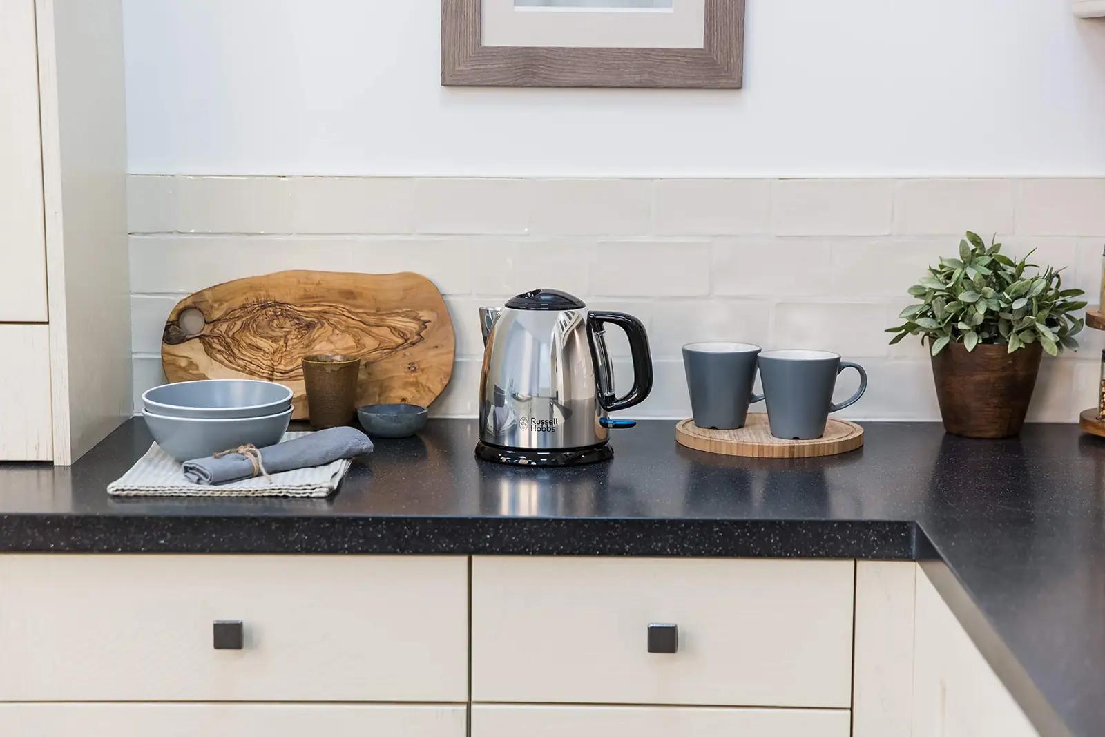Russell Hobbs 1 l veekeetja roostevabast terasest – detailne vaade