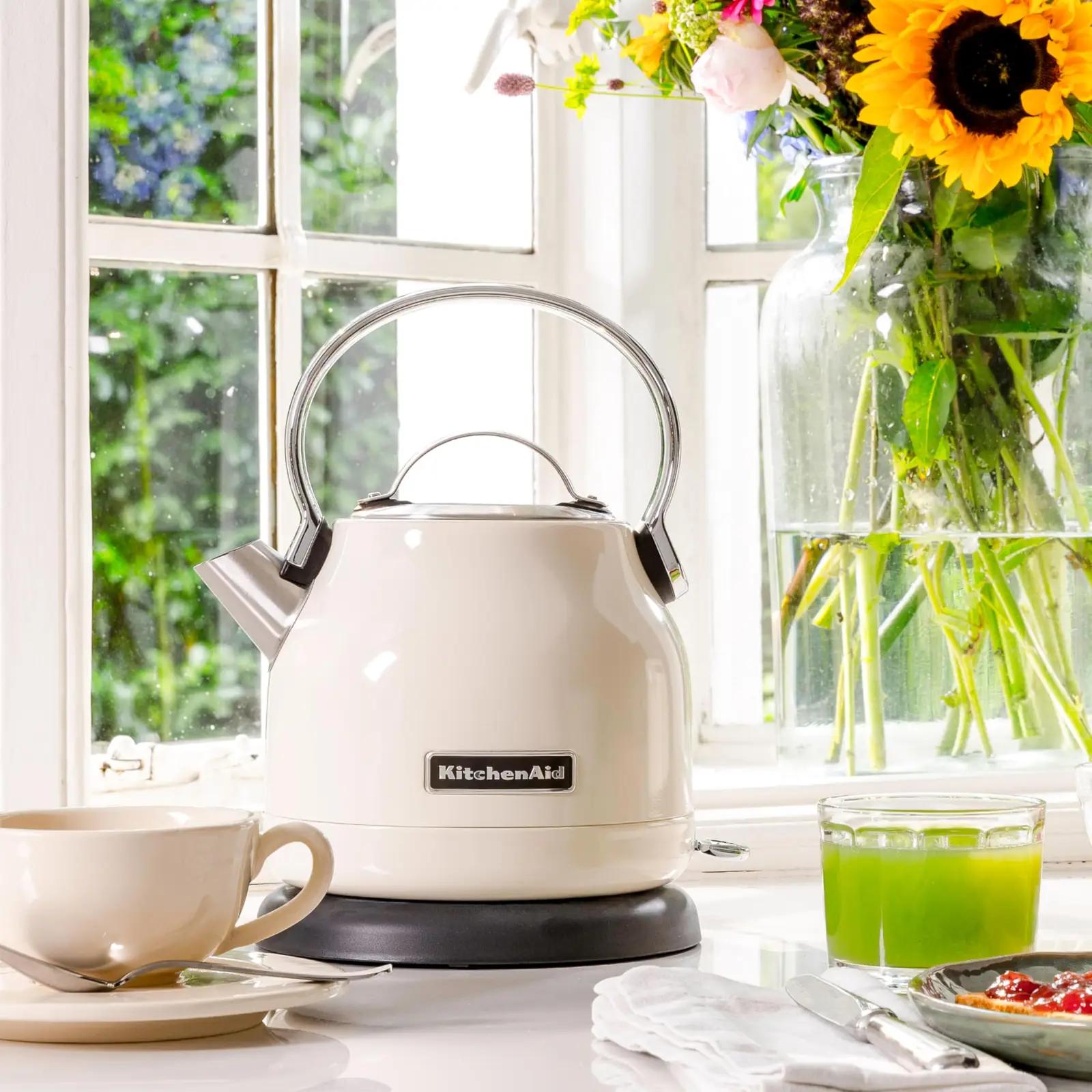 KitchenAid veekeetja 1,25 l, roostevaba teras – pakend ja tarvikud