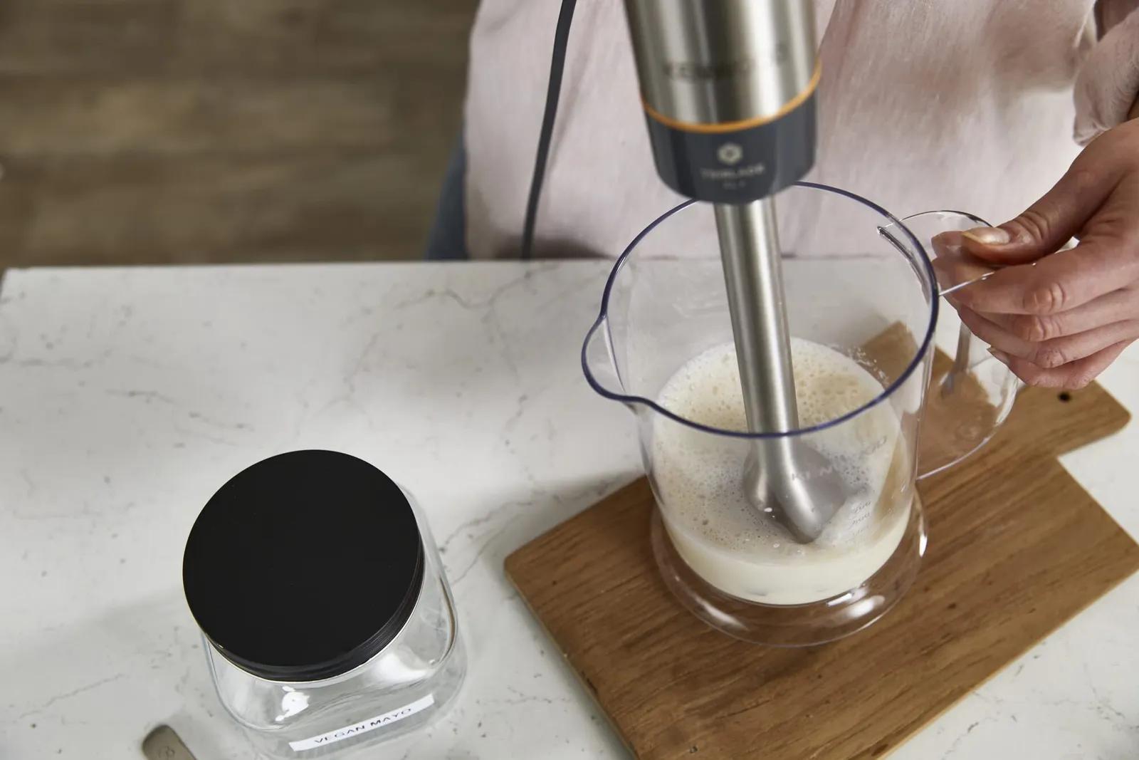 Kenwood Triblade XL+ HBM60.007GY saumikser 1000 W vispli ja pudrupressiga – kasutusnäide
