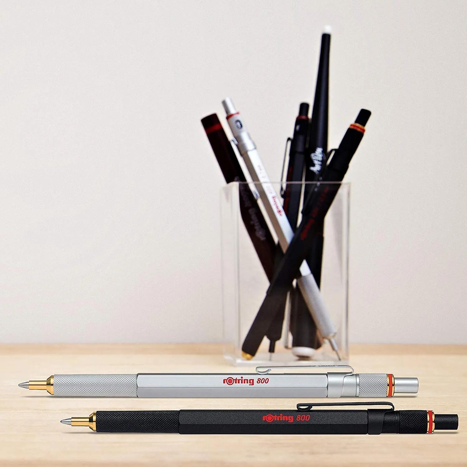 rOtring 800 pastakad hõbedase ja musta korpusega laual