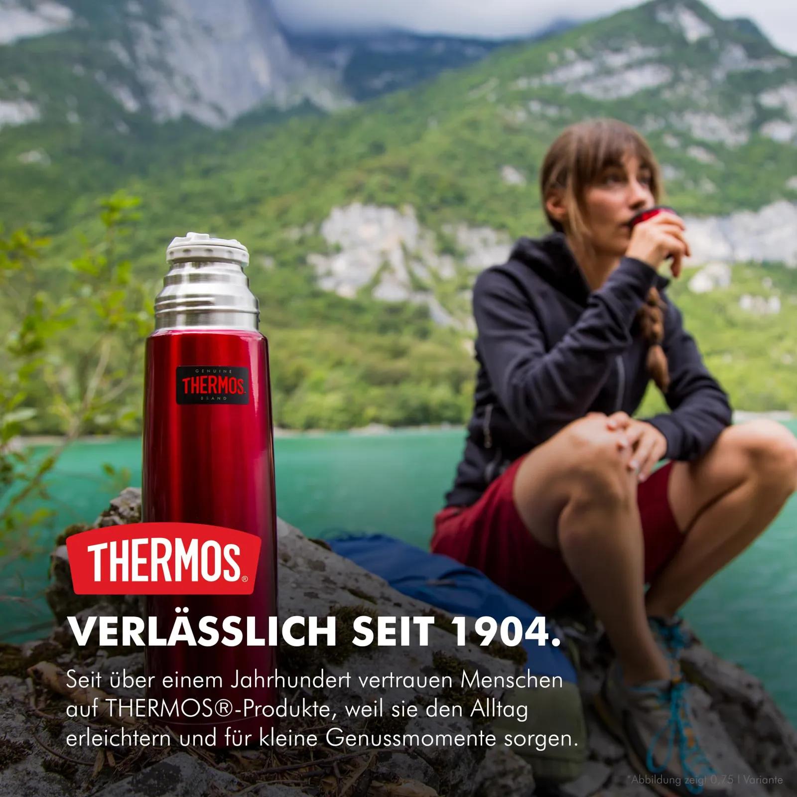 Thermos Light & Compact termos 0,75 l, 18 h kuum, tassiga, punane – kasutusnäide