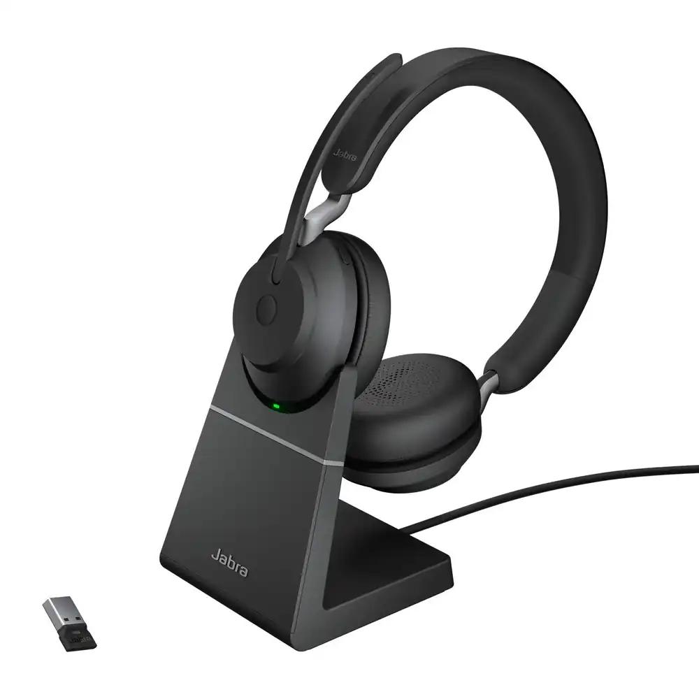 Jabra Evolve2 65 juhtmevaba PC-peakomplekt laadimisalusega – mürasummutavad UC-sertifitseeritud stereo kõrvaklapid pika aku kestvusega – USB-A Bluetooth adapter – must