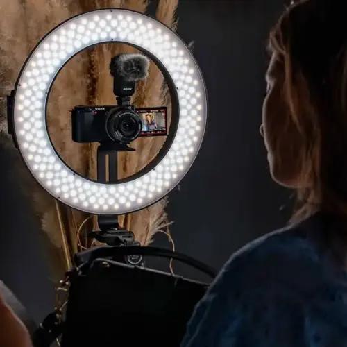 Sony Alpha ZV-E10 | APS-C peeglita vlogkaamera (pööratav ekraan vloggingu jaoks