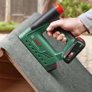 Bosch Home and Garden akuga klammerdaja UniversalTacker 18V-14 (pehme- ja kõvapuidu jaoks; klambrid ja naelad; kiirtulistusrežiim; 18V süsteem; 1000 peentraatklambriga; ilma akuta)