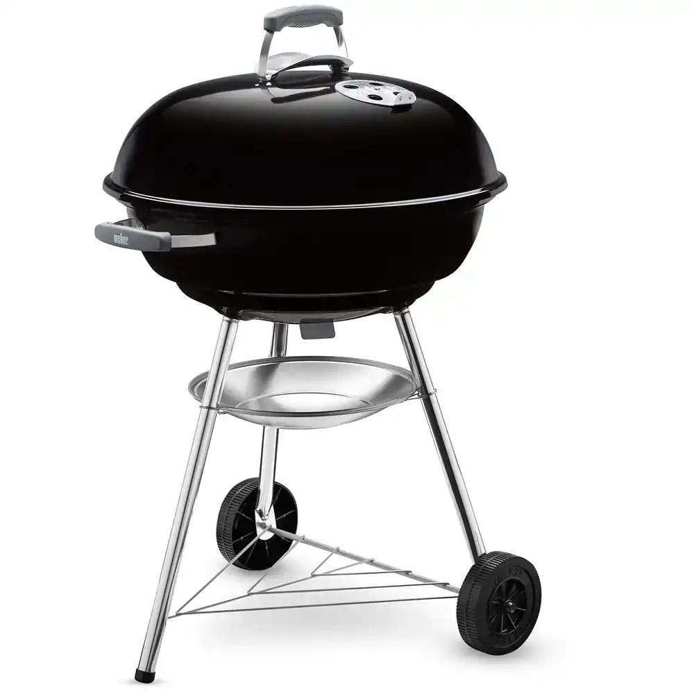 Weber Compact Kettle söegrill, Ø 57 cm grillipind, BBQ grill portselankattega kaane ja korpusega, kolmjalgne alus ja rattad, kroomitud grillrest – Must (1321004)