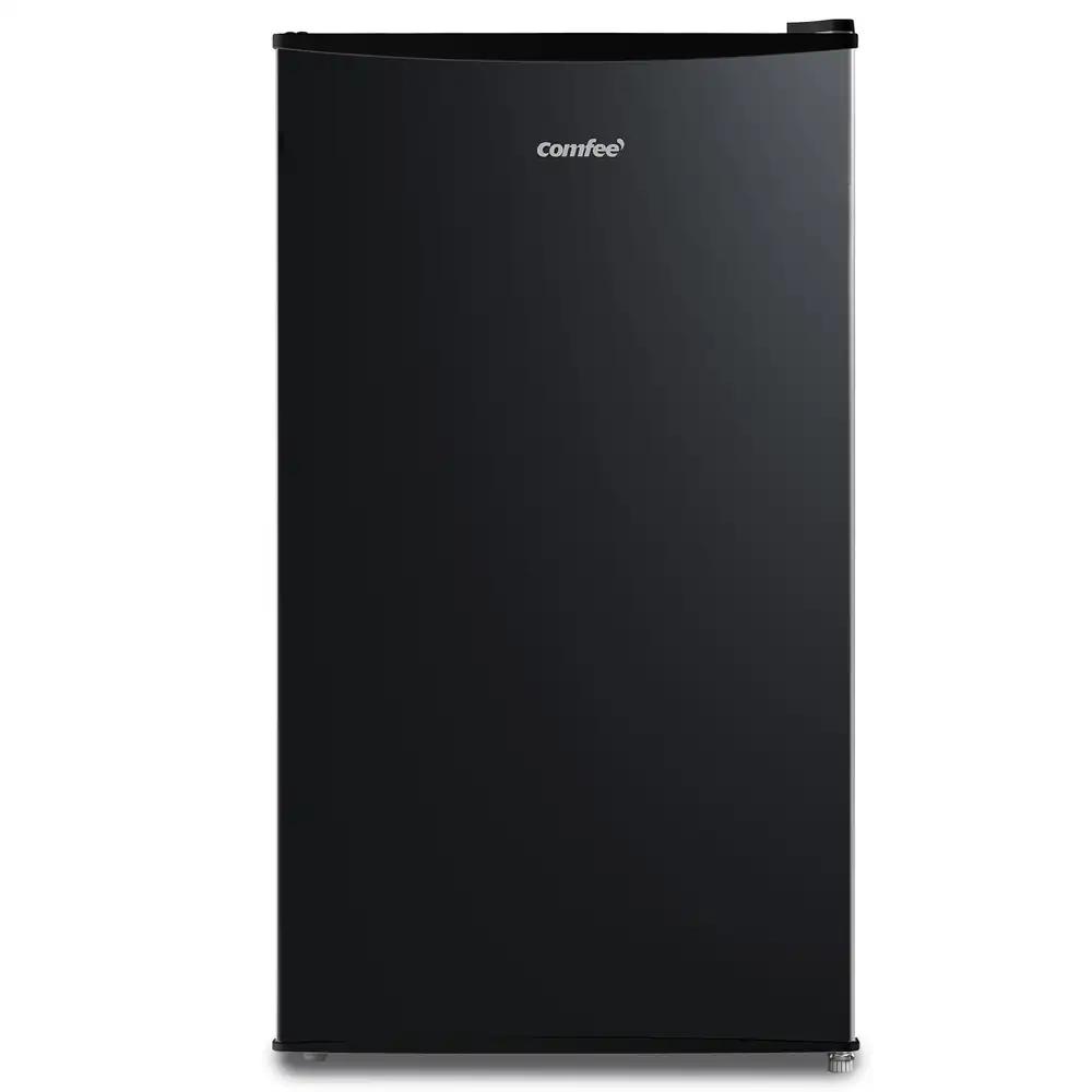 Comfee RCD80DK3(E) külmik sügavkülmikuga, 80L väike külmik, puu- ja köögiviljasahtel, 84.5 cm kõrge, 47.5 cm lai, 110 kWh aastas, reguleeritav temperatuur, reguleeritavad jalad, must