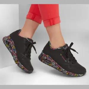 Skechers 155506 tossud ja spordijalanõud – detailne lähivaade
