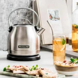 KitchenAid 1 3-liitrine veekeetja koos alusega