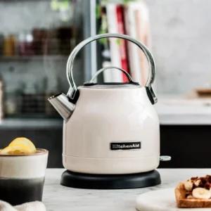 KitchenAid 1 25 liitrine veekeetja koos alusega