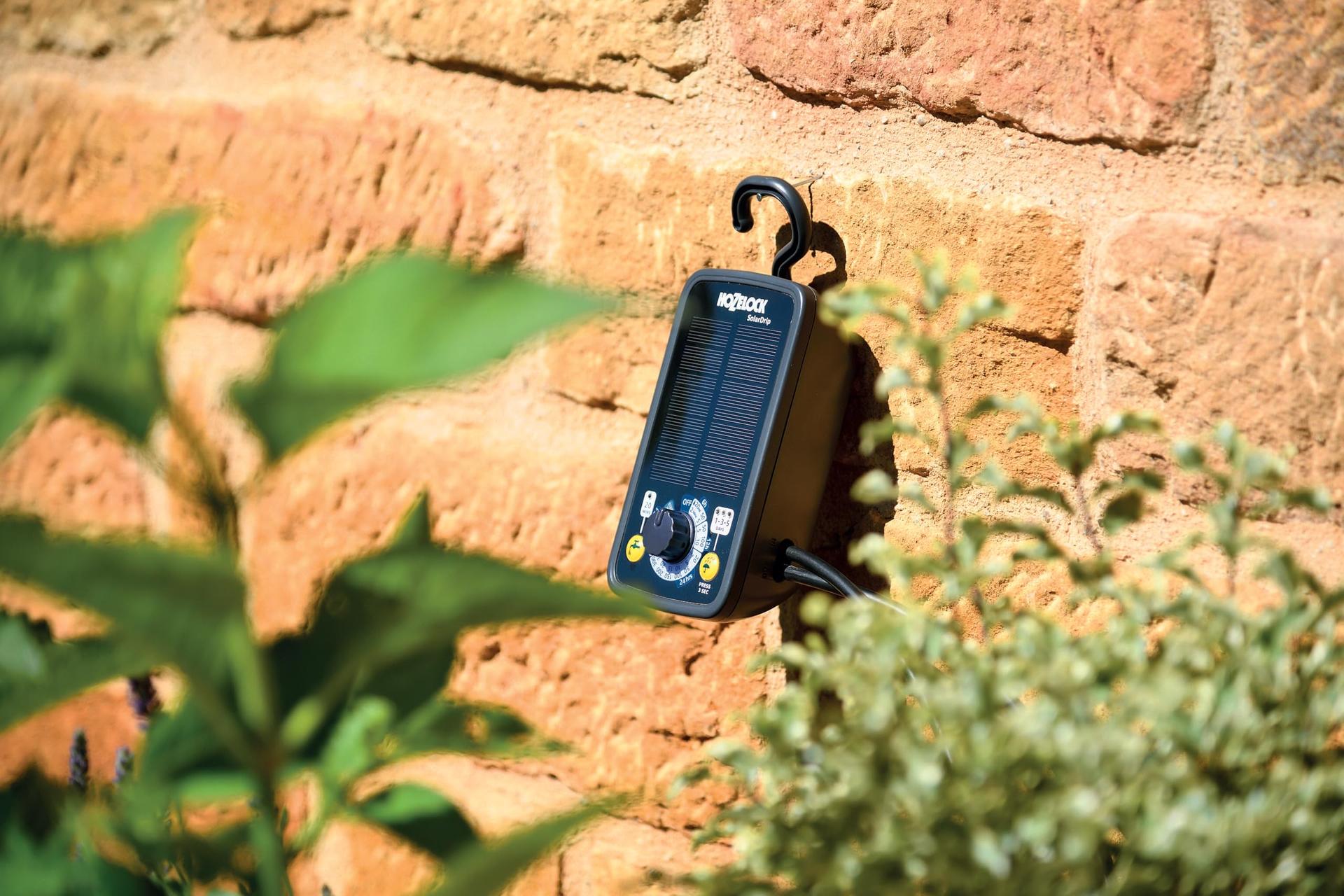 Hozelock Solar Select automaatne päikeseenergial tilkkastmiskomplekt kuni 20 potile, 20 m voolik