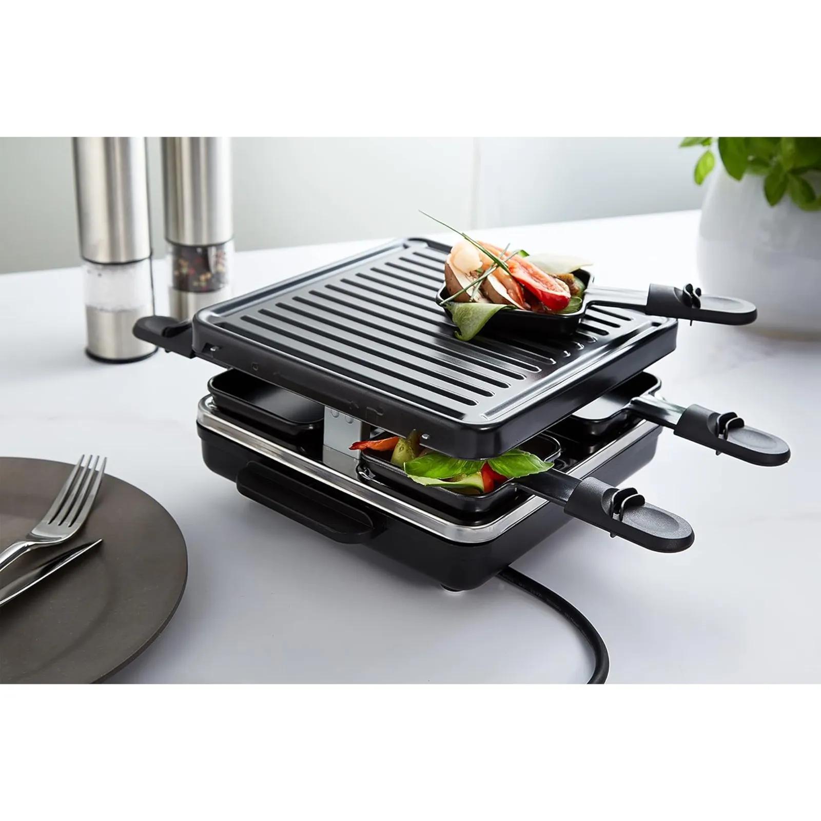 Raclette-grill laual juustupannidega