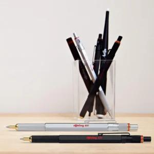rOtring 800 pastakad hõbedase ja musta korpusega laual